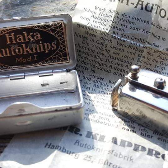 The Haka Autoknips is a mechanical vintage self timer, made by Klapprott in Hamburg, Germany.