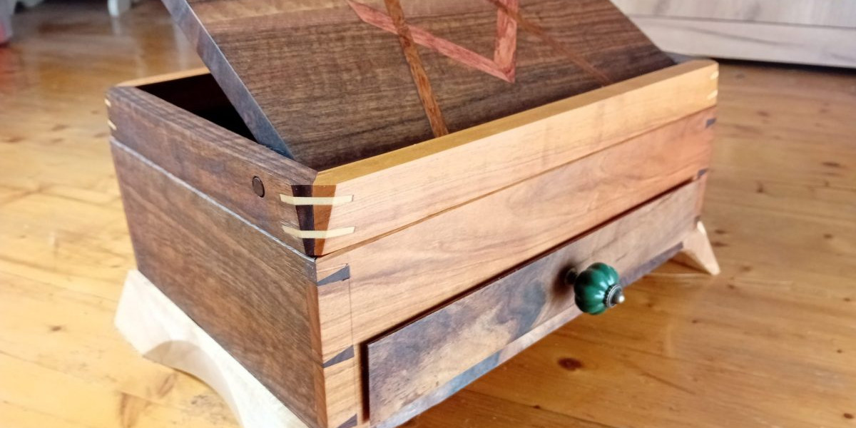 Ein massives Lesepult mit Stauraum für die Werkstatt