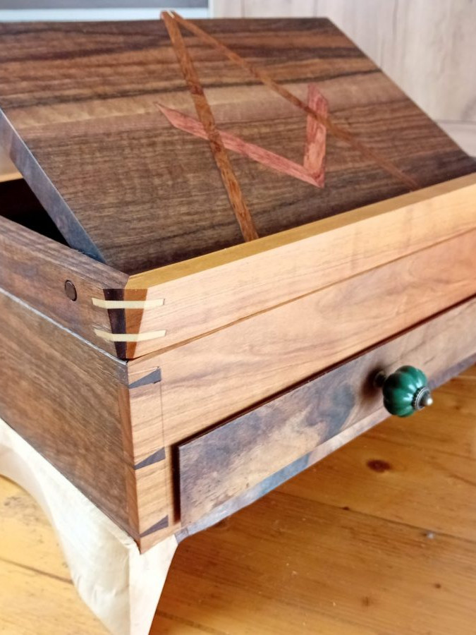 Ein massives Lesepult mit Stauraum für die Werkstatt